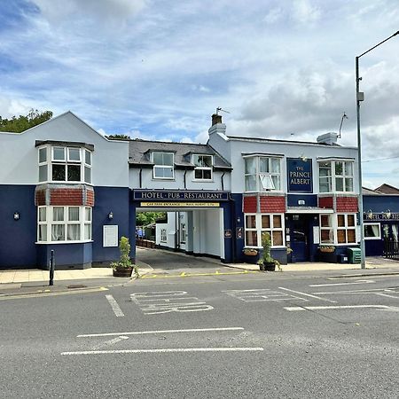 The Prince Albert Pub & Hotel Уиндзор Екстериор снимка