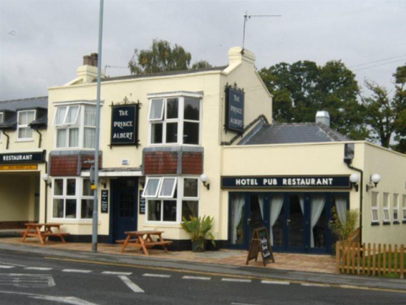 The Prince Albert Pub & Hotel Уиндзор Екстериор снимка