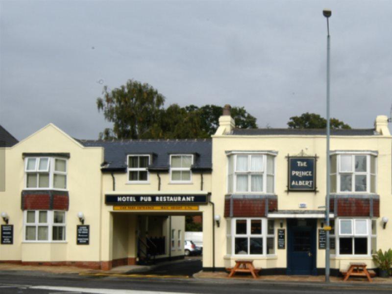 The Prince Albert Pub & Hotel Уиндзор Екстериор снимка
