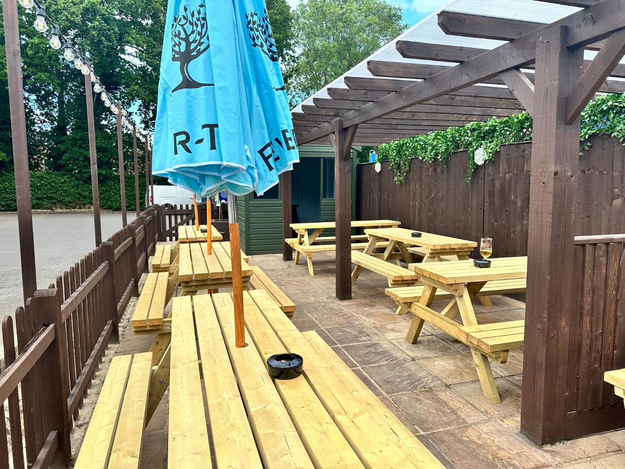 The Prince Albert Pub & Hotel Уиндзор Екстериор снимка