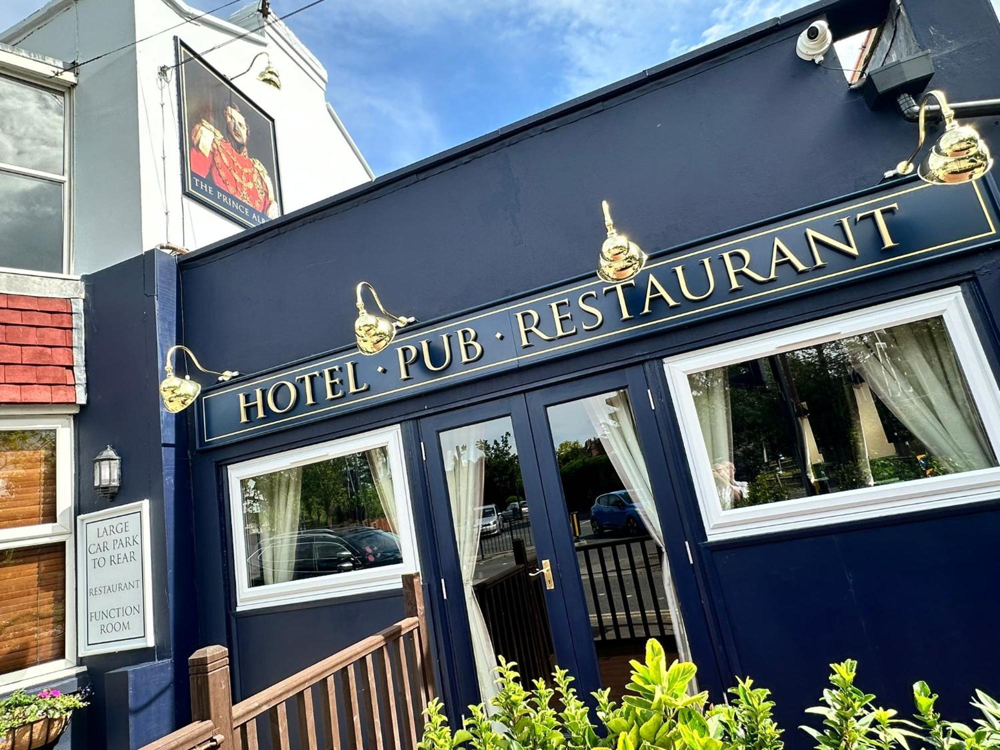 The Prince Albert Pub & Hotel Уиндзор Екстериор снимка