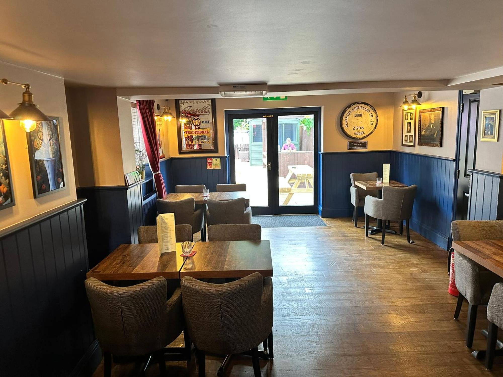The Prince Albert Pub & Hotel Уиндзор Екстериор снимка