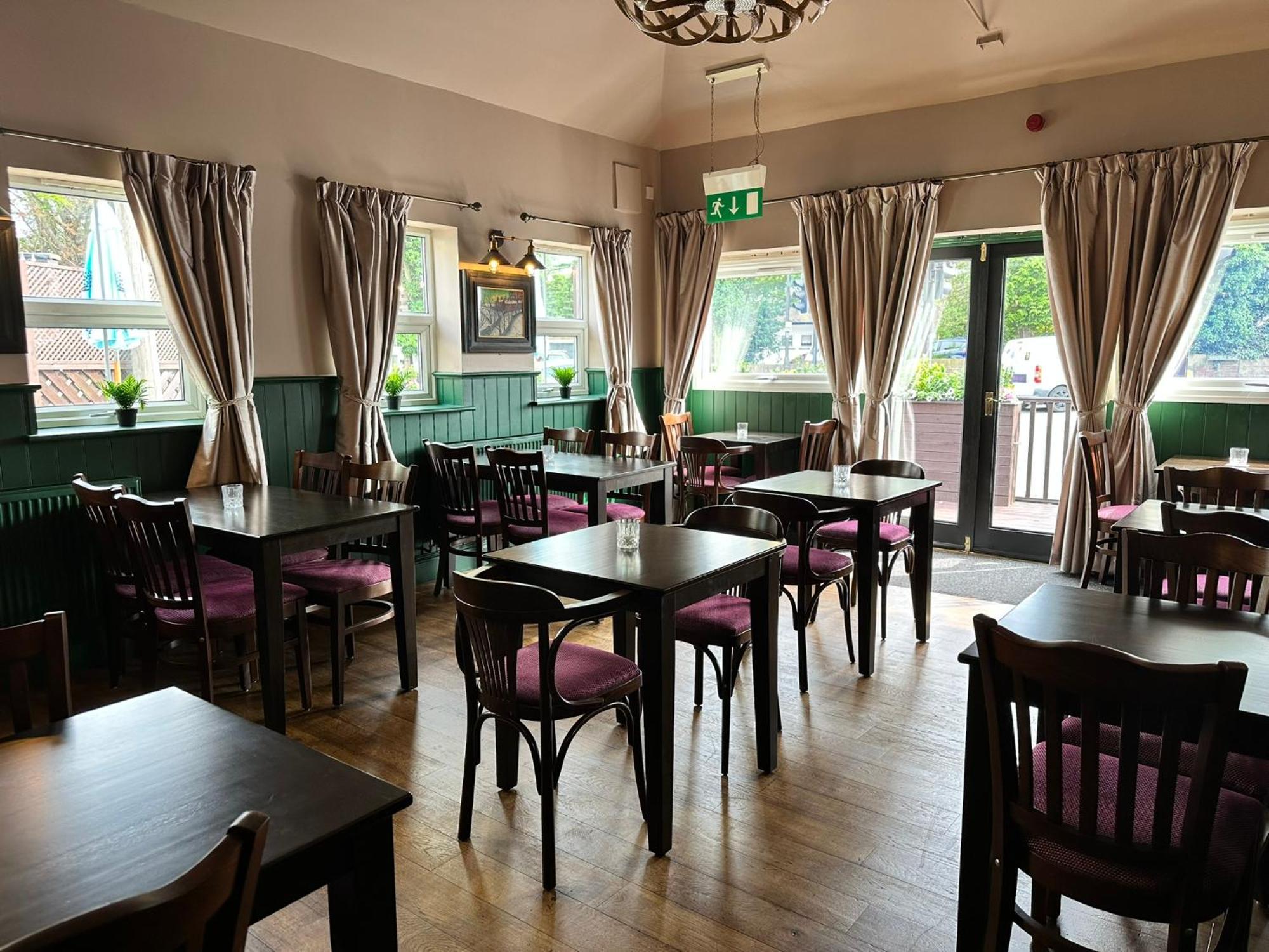 The Prince Albert Pub & Hotel Уиндзор Екстериор снимка