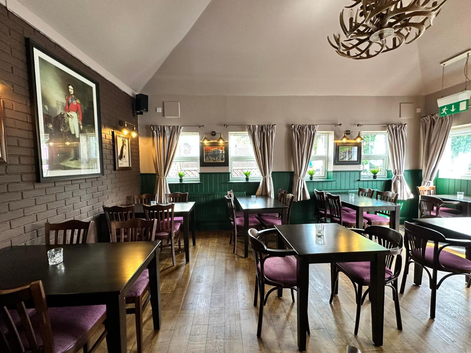 The Prince Albert Pub & Hotel Уиндзор Екстериор снимка