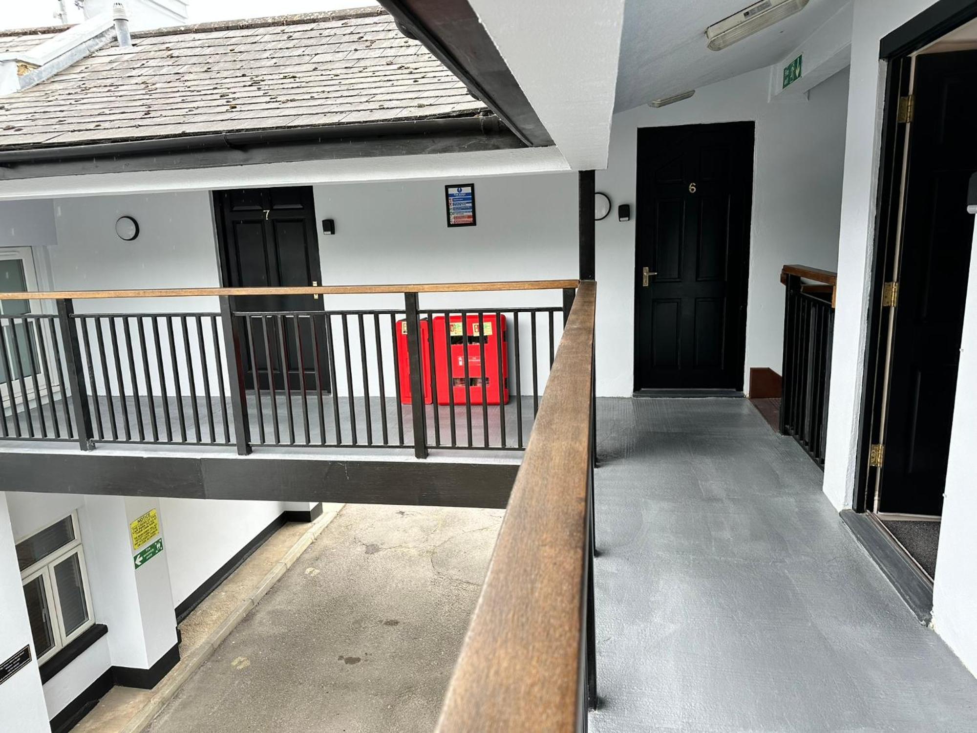 The Prince Albert Pub & Hotel Уиндзор Екстериор снимка